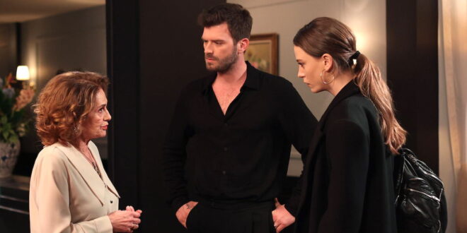 Hulya, Aslan e Devin / The family (foto Mediaset)