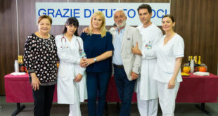 Raffaele, Ornella e lo staff dell'ospedale / Un posto al sole (foto RAI)
