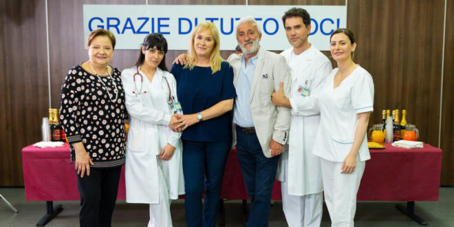 Raffaele, Ornella e lo staff dell'ospedale / Un posto al sole (foto RAI)